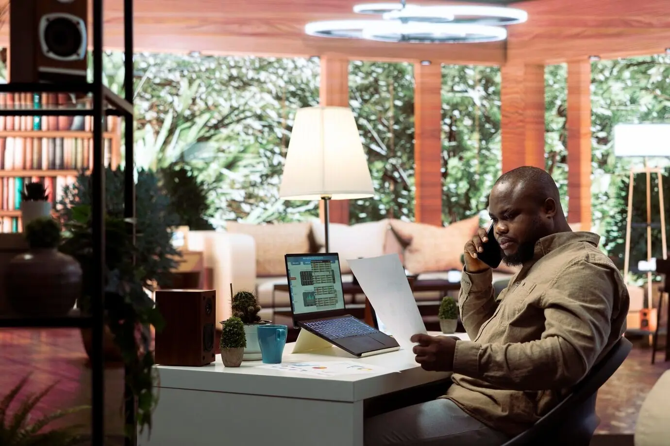 Владелец бизнеса общается по телефону с акционерами.