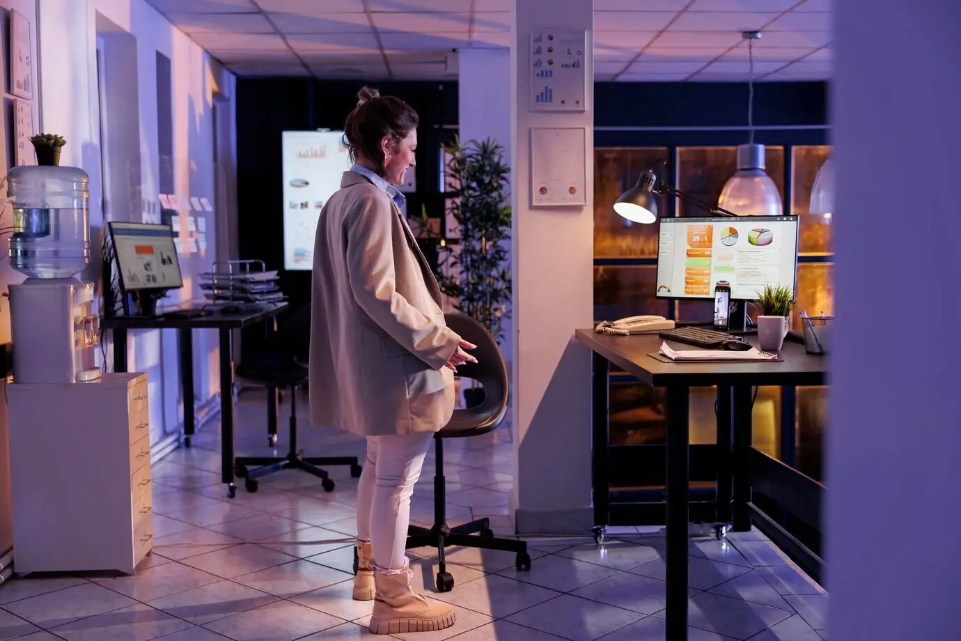 Радостный предприниматель общается с удалённым коллегой во время онлайн-видеозвонка.