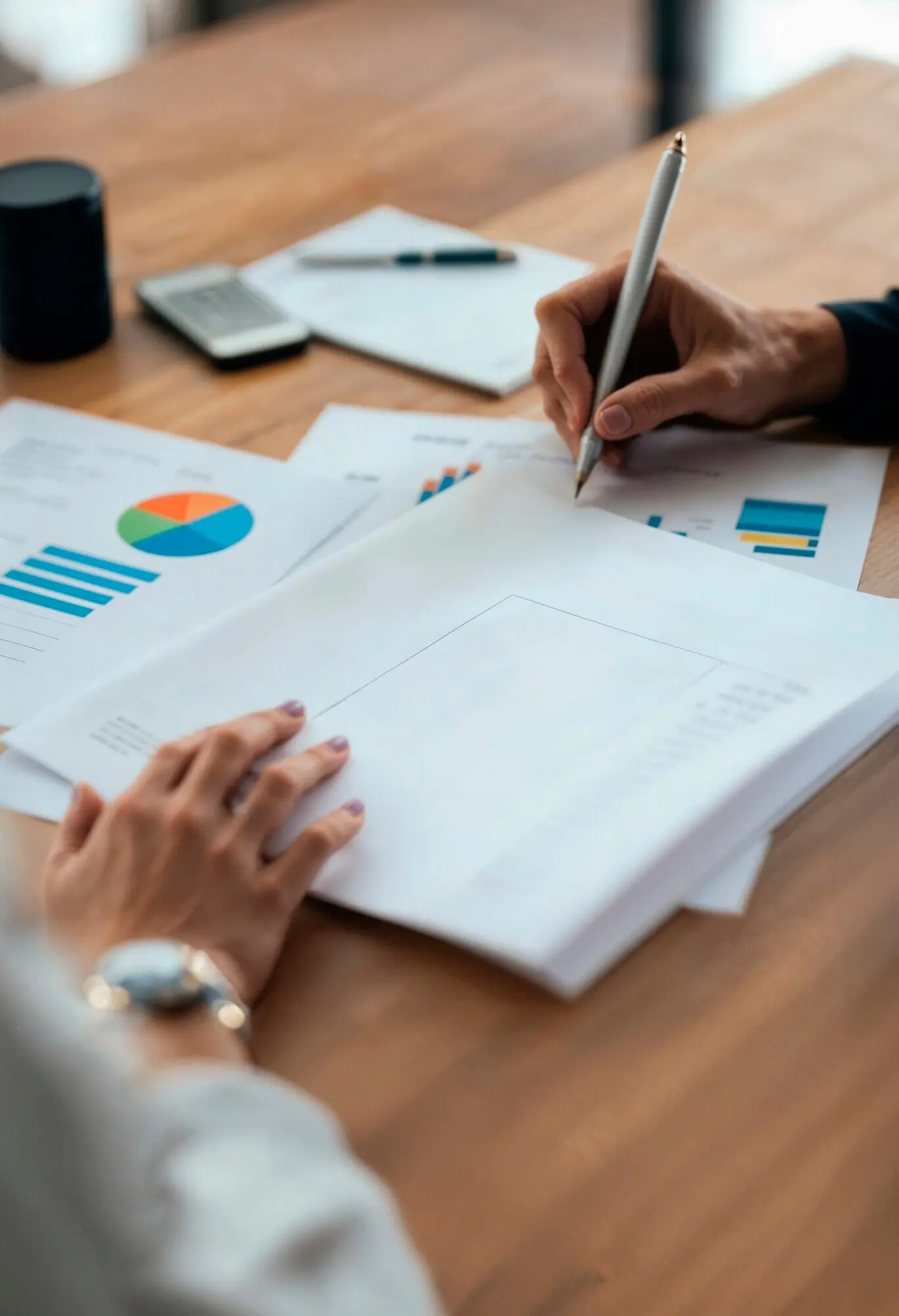 Деловые женщины рассматривают финансовые отчёты.