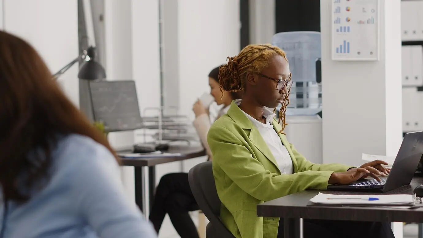 Ассистент руководителя работает с ноутбуком и онлайн-данными, чтобы спланировать новый исследовательский проект для бизнес-инвестиций. Женщина в офисе изучает аналитику, способствуя развитию корпоративного агентства.