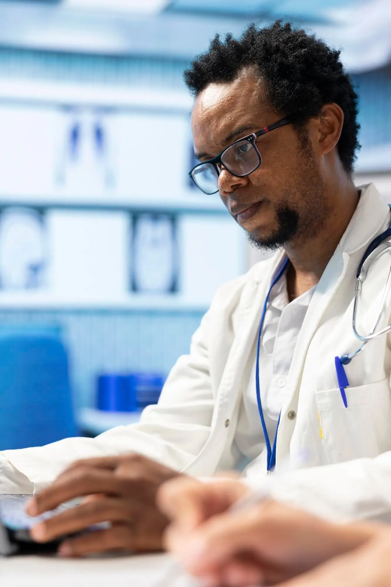 Разнообразная медицинская команда собирается, чтобы рассмотреть результаты рентгенографии и медицинские записи.